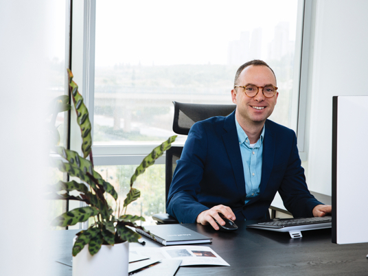 MeaTech 3D co-founder and CEO Arik Kaufman smiling at a computer desk