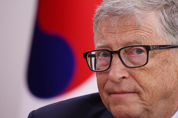 Photo of Bill Gates in front of the Korean flag